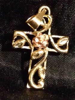 10k solid gold cross higth 1" width 1/2" grams 1.4
