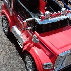 LIKE NEW COMES W REMOTE AND CHARGER USED ABOUT 3  TIMES  MY SON DONT LIKE IT 