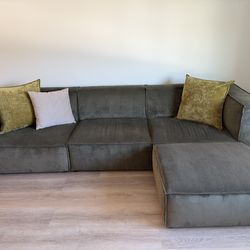 Sectional Couch + Free Chair! Shonnard 4-Piece Modern Modular couch-Pet & Smoke Free, Like New!