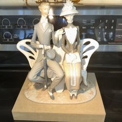 RETIRED VINTAGE LLADRO FIGURINE #1274 “ LOVERS IN THE PARK “