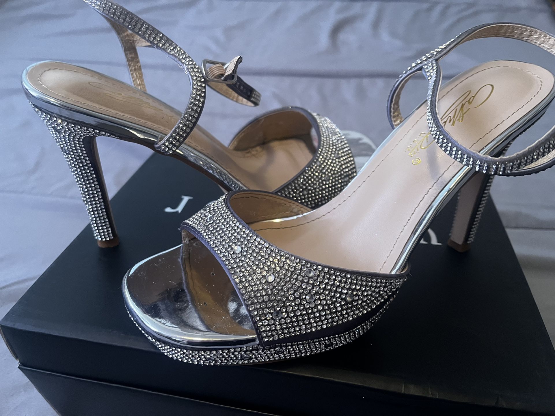 Heels . ..zapatillas ..used Only Once 7/2