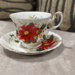Royal Albert Fine Bone china Yuletide Poinsettia Christmas Teacup and Saucer Made in ENGLAND Tea Cup