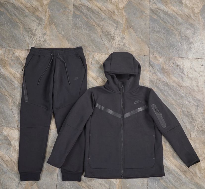 Black Nike Tech Fleece Set