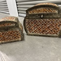 2 decorative trunks