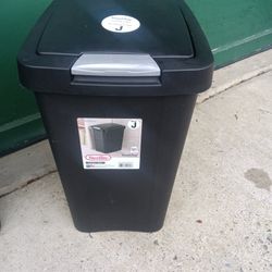7.5 Gallon Trash Can