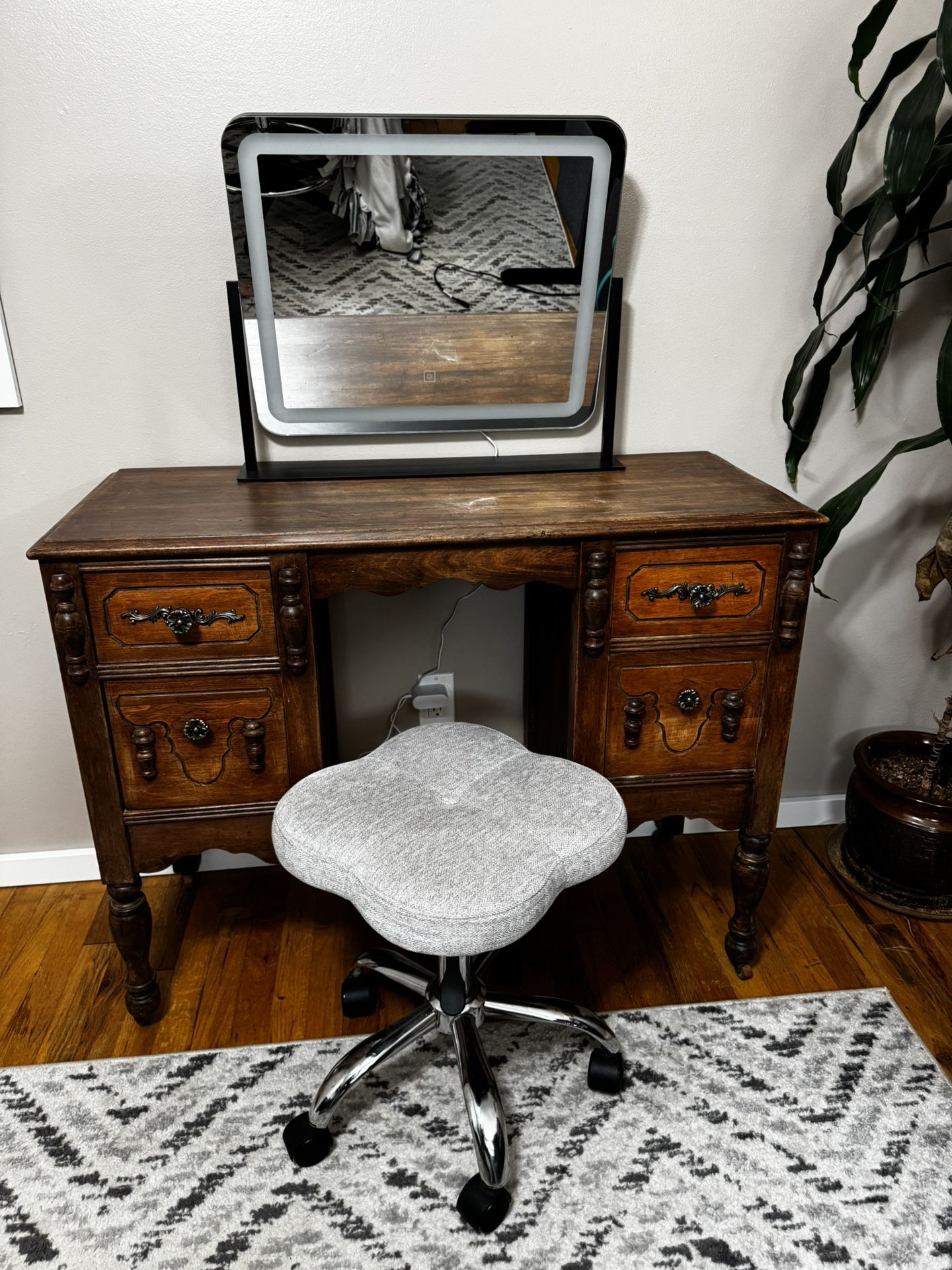 Vintage Vanity/desk, Chair and Makeup Mirror