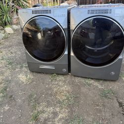 WHIRLPOOL WASHER AND GAS DRYER SET