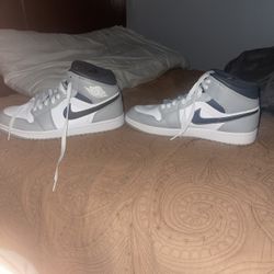 Air Jordan 1 Mid Light Smoke Grey 