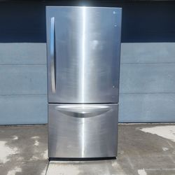 "LG STAINLESS" OF 24 cu. ft. Bottom Freezer Refrigerator of 33-inch wide
33-inch wide Bottom-Freezer Refrigerator with an internal ice maker.