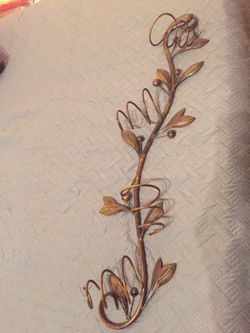 Decorated metal wine holder