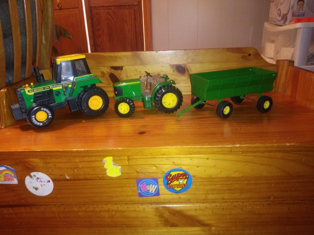 Child's Tractor. 3 Piece. Set .JOHN DEERE
