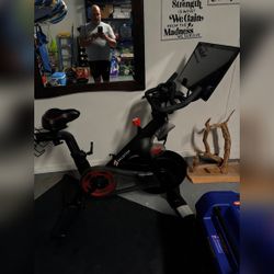 Peloton Bike 2nd Generation - Excellent - Cape Coral, FL