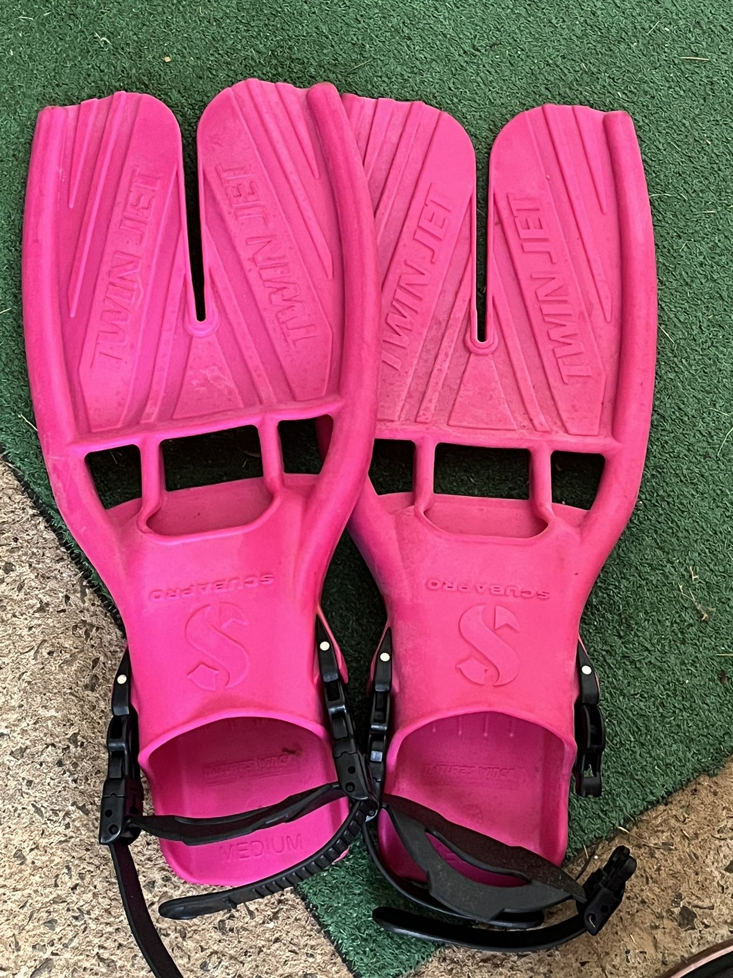 Swim/snorkle/scuba Fins And Goggles