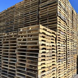 Wood warehouse shipping & Receiving pallets for sale
