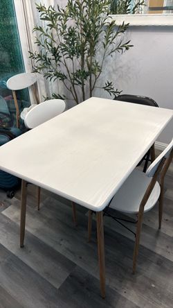 White table on 2 chairs