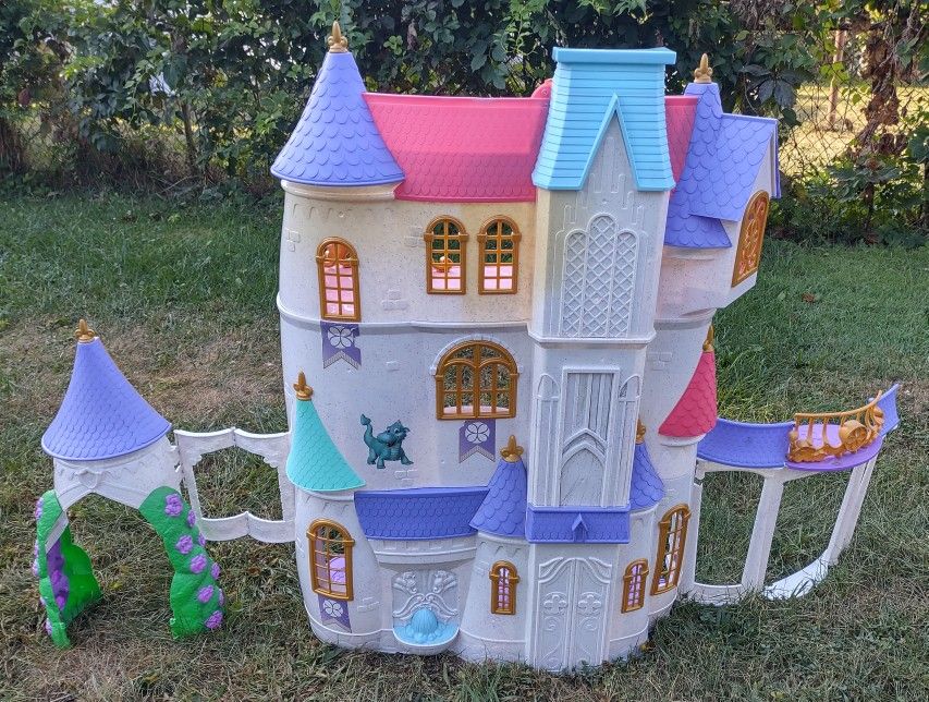 Disney Sofia the First Enchancian Castle 3' Tall Doll House Lights & Sounds