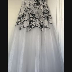Dress with a black and white satin top and a white tulle skirt. Size S