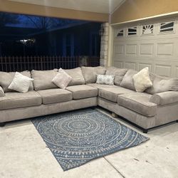 Free Delivery 🚚 Beige Sectional/ Sala Seccional Beige