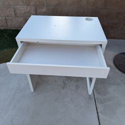 White Desk With One Drawer 