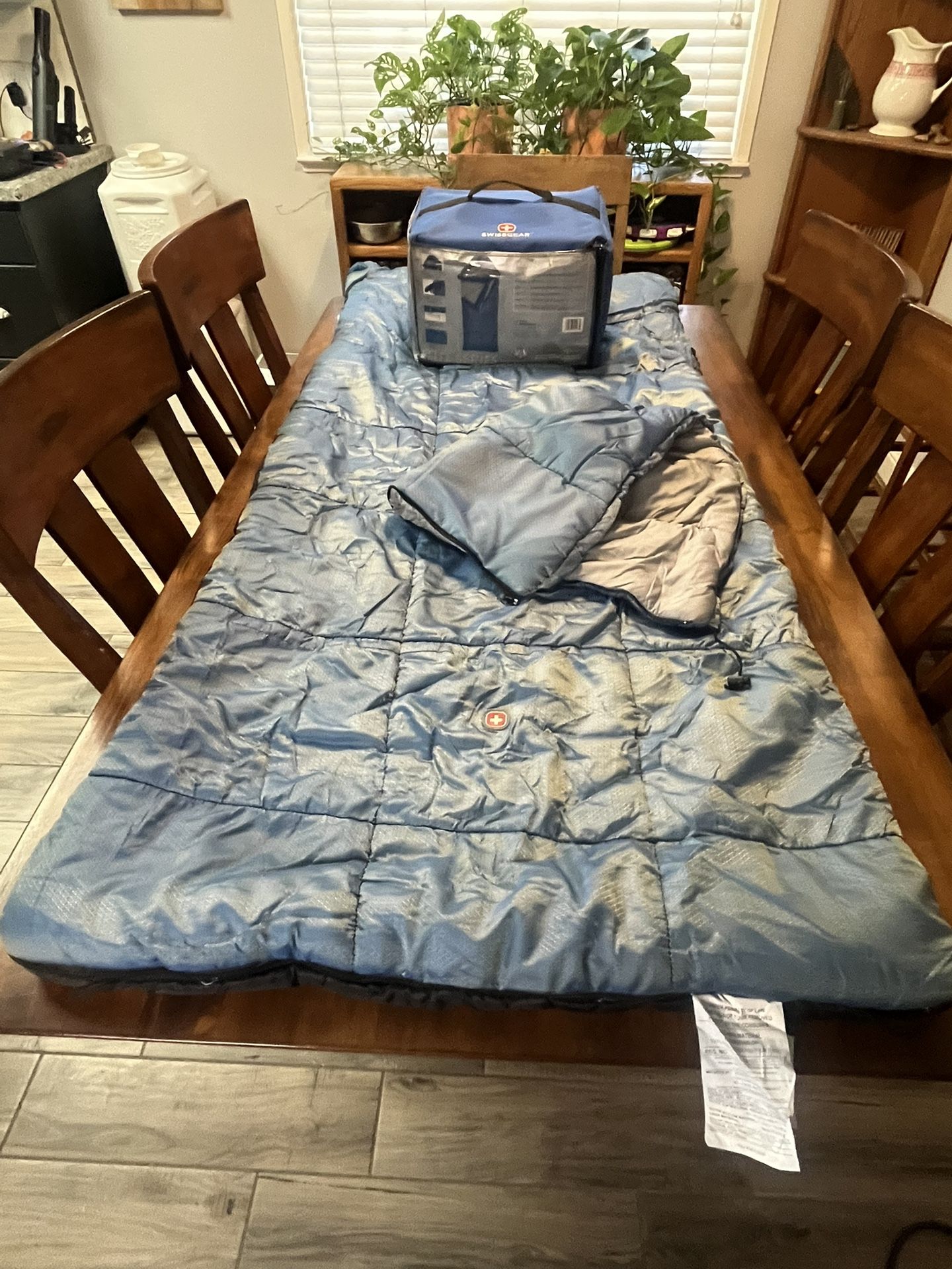 Swiss Gear by Wegner 20-Degree Oversized Adult-Size 35" x 90" Sleeping Bag Iridescent Blue, Germany
