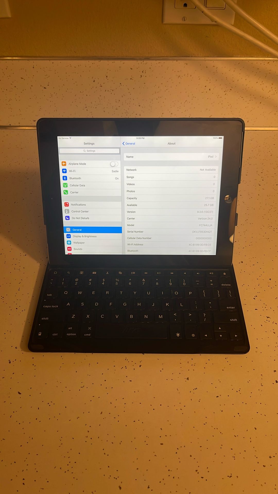 Apple iPad 3rd Generation 32gb WiFi with Zagg Case/keyboard