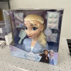 Disney Frozen 2 Elsa Styling Head, 17-Pieces Include Wear and Share Accessories, Blonde, Hair Styling for Kids, Kids Toys for Ages 3 up