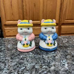 Vintage Ceramic Cats holding flowers  pair of salt and pepper shakers.  Size 3 1/2 inches tall.  Preowned 