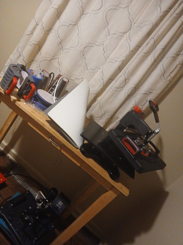 Cricut Cutter And BRAND new Heat Press 300$