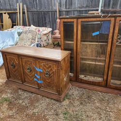 Display cabinet with bass