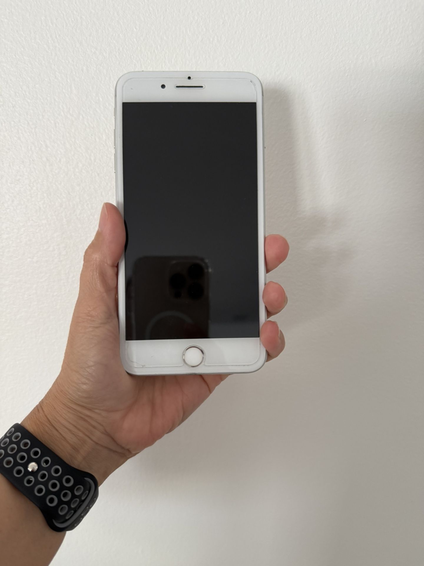 Apple iPhone 7 Plus Silver / White 128 GB, No Cracks, Unlocked For Any Carrier, Comes With Charger And Black Case.