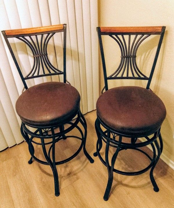 pair(2) metal swivel bar stools 