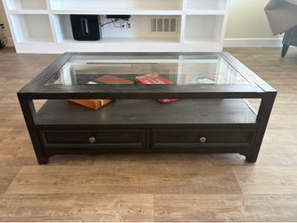 Extremely versatile, coffee table, and great condition Extremely versatile coffee table in great condition