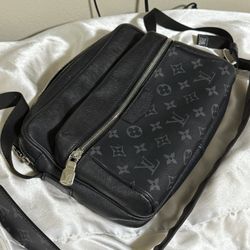 LV side Monogram bag 