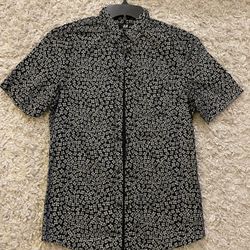 Semi New H&M Black w/White Floral Design Men’s Casual Button Down Shirt Size X-Small