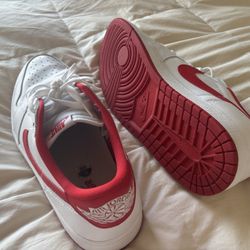 Jordan 1 Retro Low OG University Red (slightly Used)