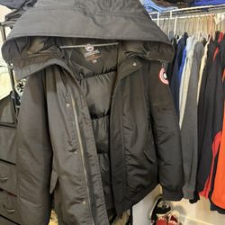Canada Goose Jacket Fits Like An Xl Perfect For Layering aHoodie Under. 