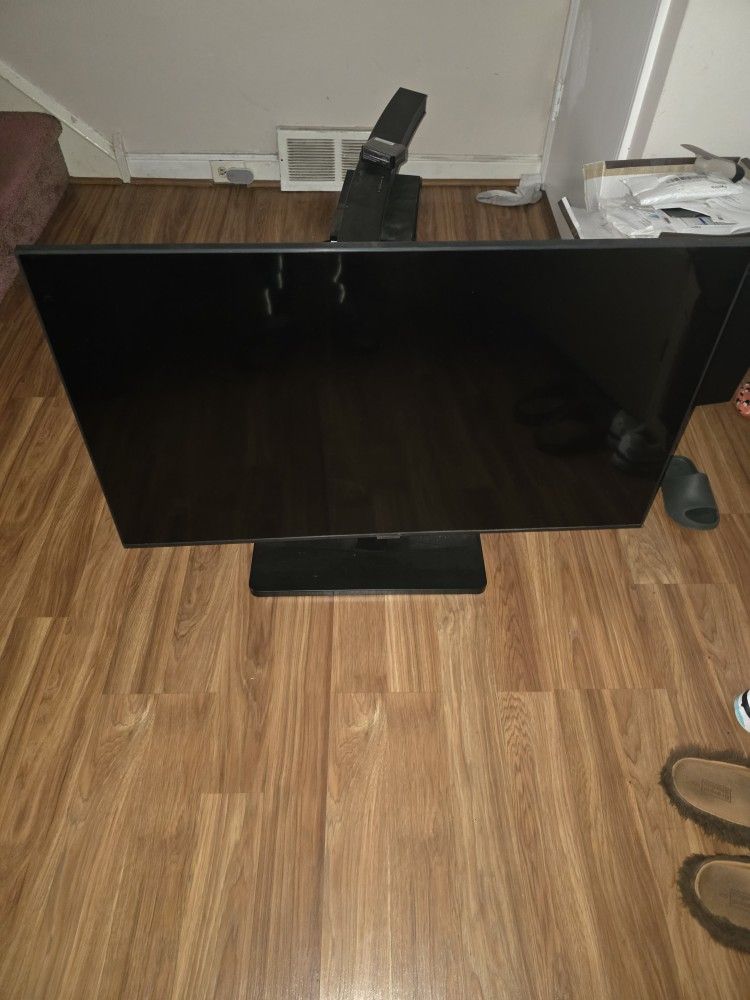 43" Samsung TV 4K HDR with Sound bar + Subwoofer