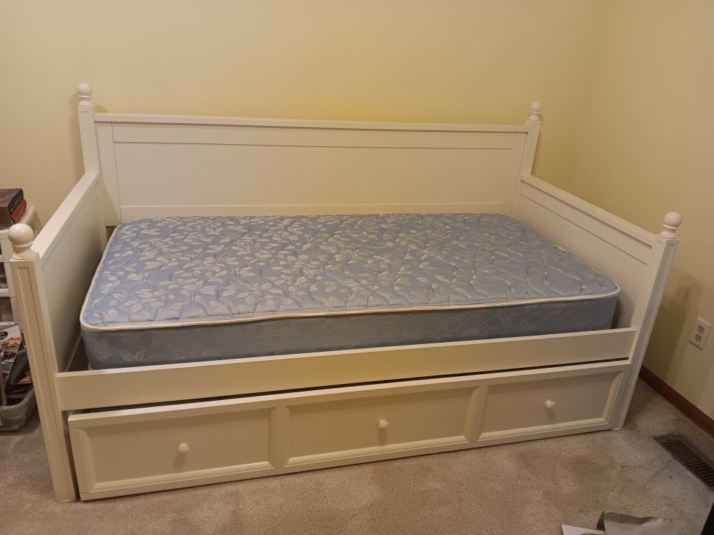 White Trundle Bedroom Set