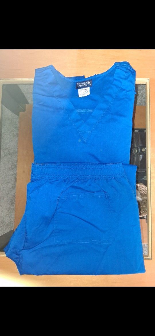 XLARGE 2 piece scrubs set royal blue top and pants $10 FIRM for both 