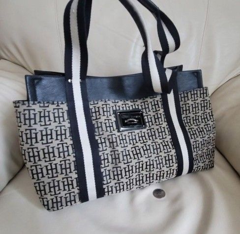 Tommy Hilfiger TH signatur medium size tote. Reinforced canvas with canvas navy blue and white straps. Vintage Women Accessories.