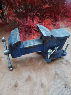 Irwin 4" Swivel Base Vise with Anvil And Pipe Jaws