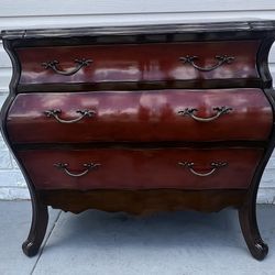 Gorgeous Vintage 3 drawer Bombay chest! Solid wood,very good condition .L38xD18xH34” 