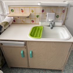 Lovevery Kids Montesorri Play Kitchen Assembled 