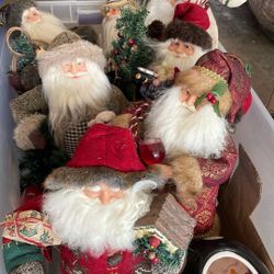 7 Santa clause figurines 