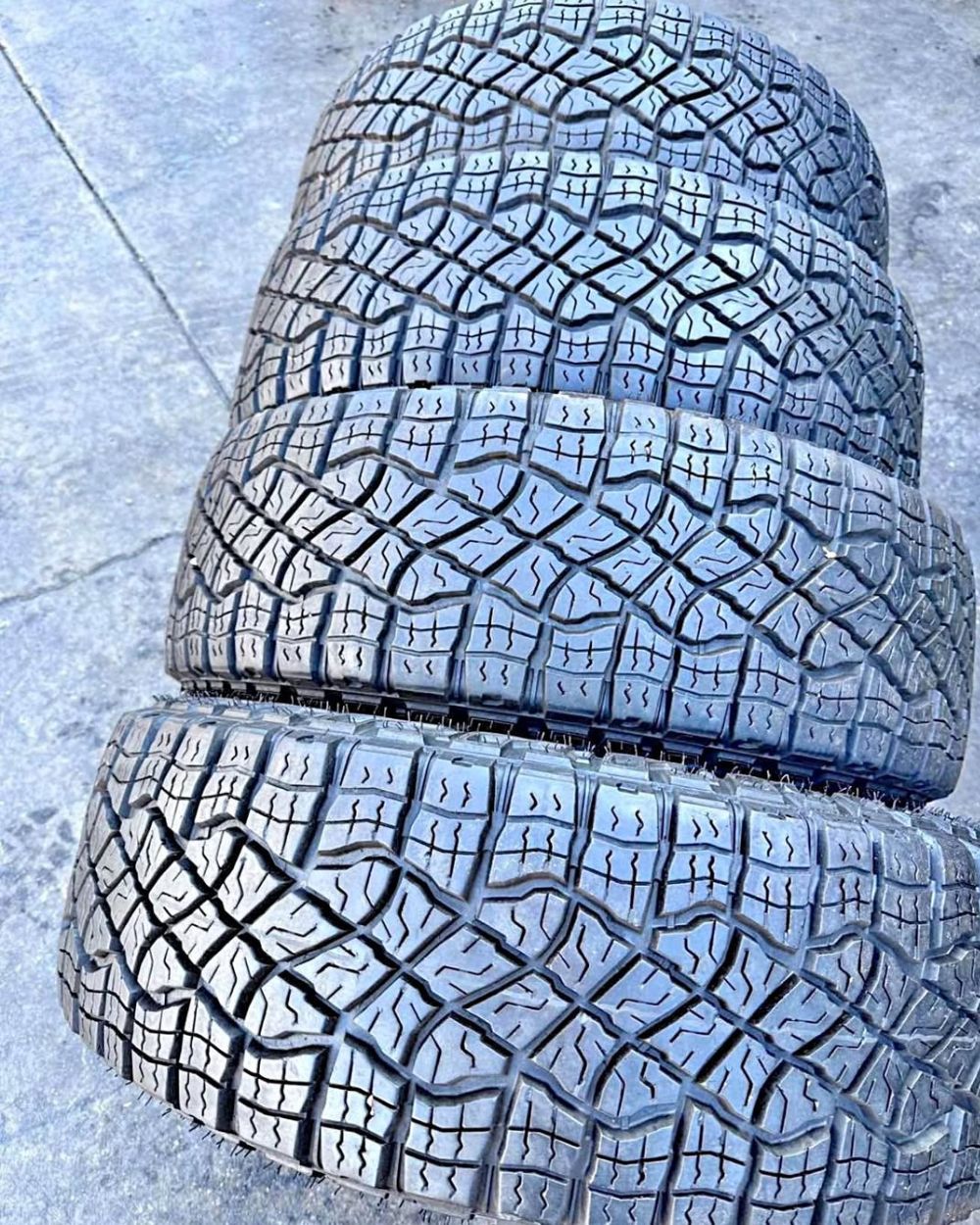 235-65R18LT GOODYEAR BRAND TIRES EXCELENTE CONDICIÓN SET OF 4