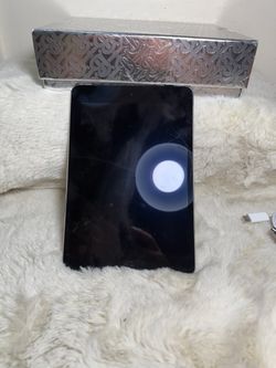 Apple ipad mini 4. Unlocked needs new battery