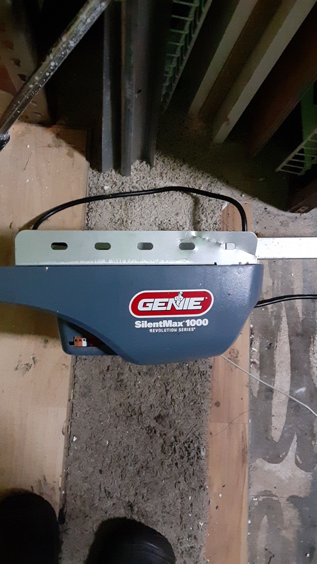 Genie silentmax 1000 garage door opener belt driven for Sale in Tigard
