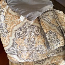 Full/Queen Comforter With 2 Shams