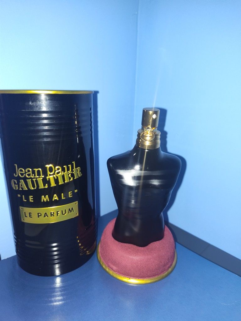 The product shown is Jean Paul Gaultier Le Male Le Parfum, an amber woody fragrance for men.