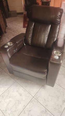 Recliner chair / reclinable